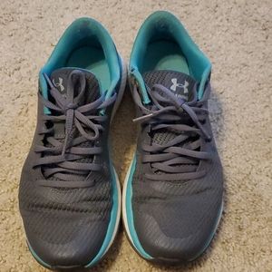 Womens Under Armour tennis shoe